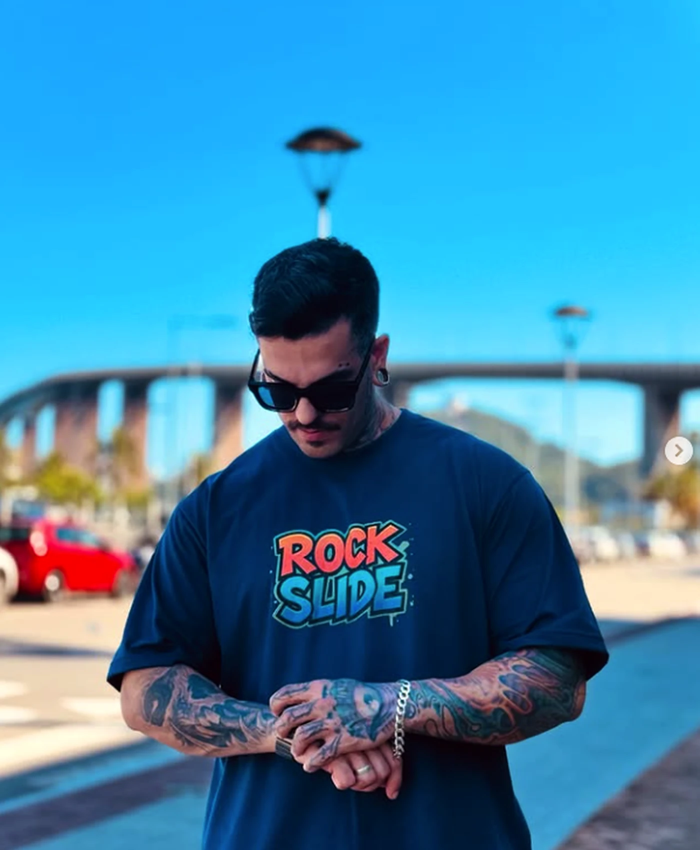 Tatuador Rock Slide em ambiente urbano